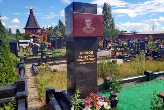 Массивная прямоугольная стела из полированного гранита